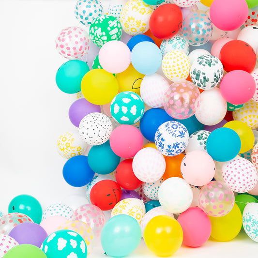 Wall of multicolored balloons: child's birthday decoration