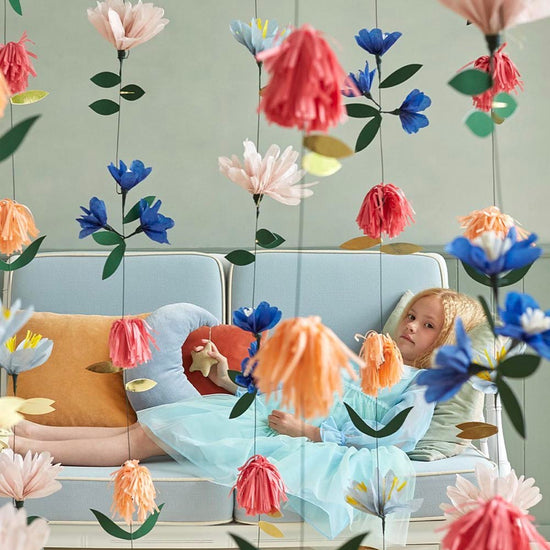 Deco chambre enfant avec guirlande de fleurs en papier meri meri