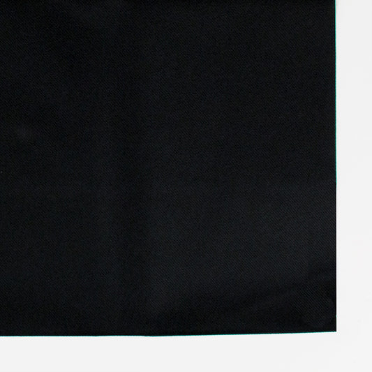 A black paper tablecloth, perfect for all occasions: birthdays, weddings, baby showers...