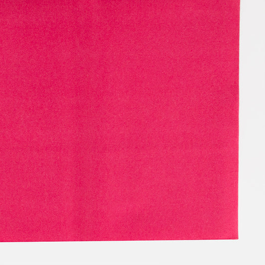 Mantel de papel rosa fucsia para decorar una mesa de fiesta de princesas.
