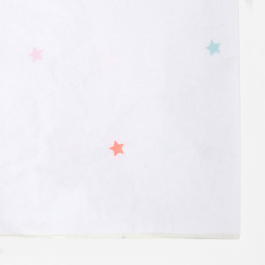 Este mantel estampado con estrellas multicolores para el cumpleaños de un niño