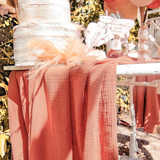 Wedding decoration idea with terracotta-colored tablecloth in cotton gauze