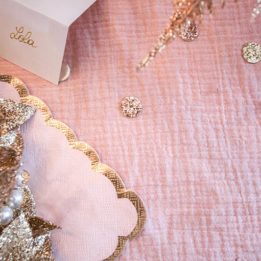 Idea de decoración de boda rosa con mantel rosa viejo en gasa de algodón