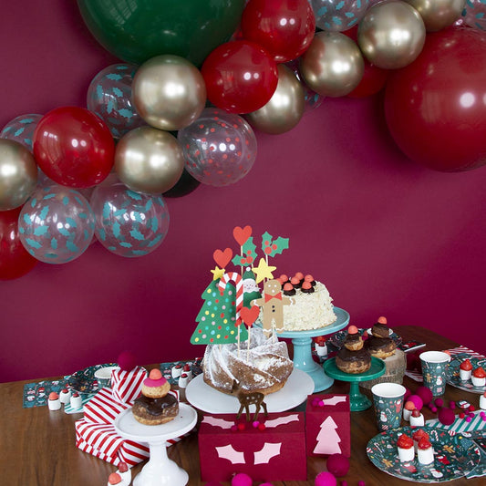 Chic and original Christmas table decoration idea: Christmas themed plates