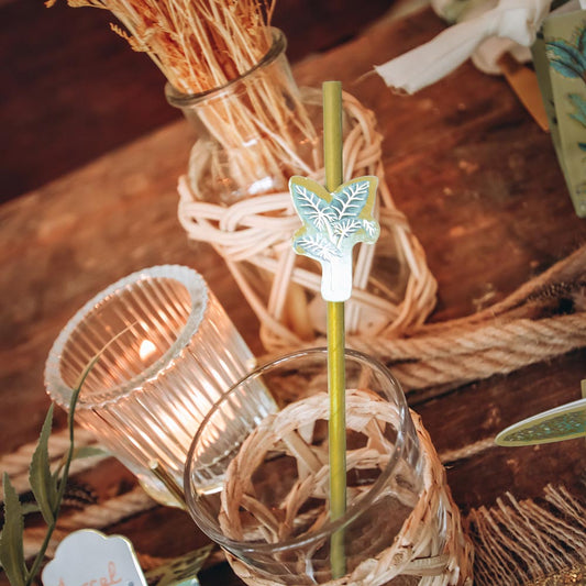 12 pailles tropicales pour décorer une table de mariage tropical