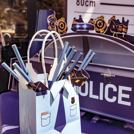 Tavolo per feste di compleanno a tema polizia con tazze e centrotavola auto della polizia