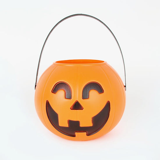 1 pumpkin-shaped candy basket for Halloween-themed children's parties.