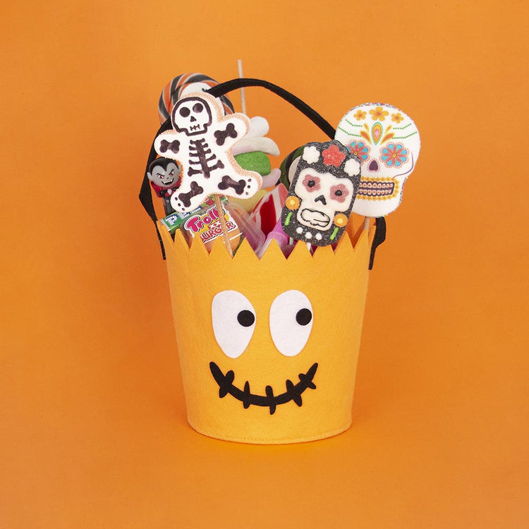 Children's halloween decoration: pumpkin candy bucket