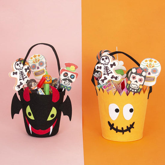 Decoración infantil de Halloween: cubo de caramelos de calabaza y vampiro