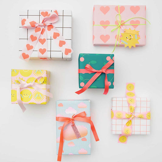 Paquetes de regalo con papel de regalo y cinta de la marca Rico Design