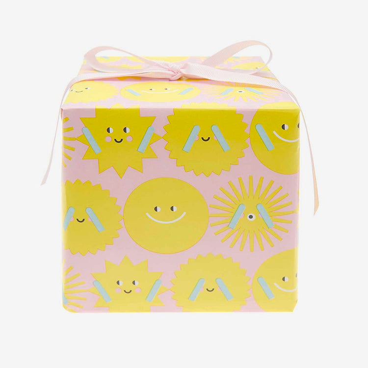 Paquet cadeau anniversaire avec papier cadeau motif soleils souriants