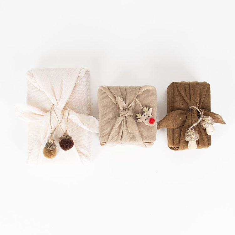 Cadeaux de noel furoshiki et deco noel champignons en bois dorés