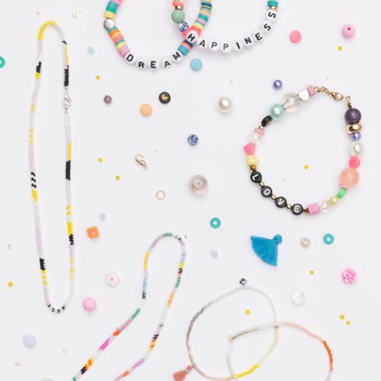 Atelier creatif anniversaire fille : bracelets et colliers perles alphabet