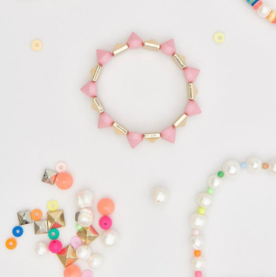 Atelier creatif anniversaire fille : bracelets et colliers perles roses et dorées