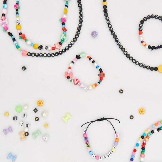 Atelier creatif anniversaire fille : perles alphabet et perles multicolores
