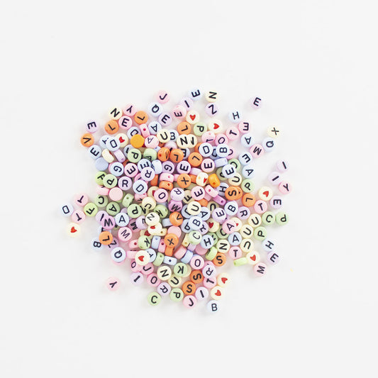 Perline colorate dell'alfabeto per creare gioielli nel tempo libero creativo