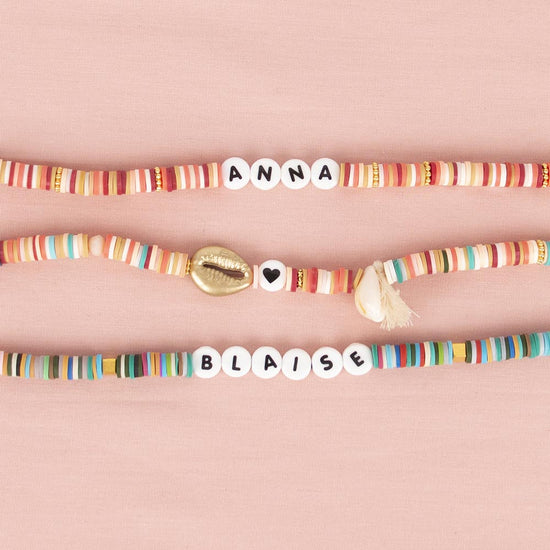 Réalisez des bracelets à messages personnalisés et perles heishi