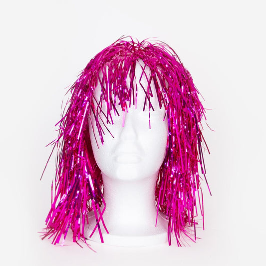 Accesorio de traje de noche: una peluca de mylar rosa.