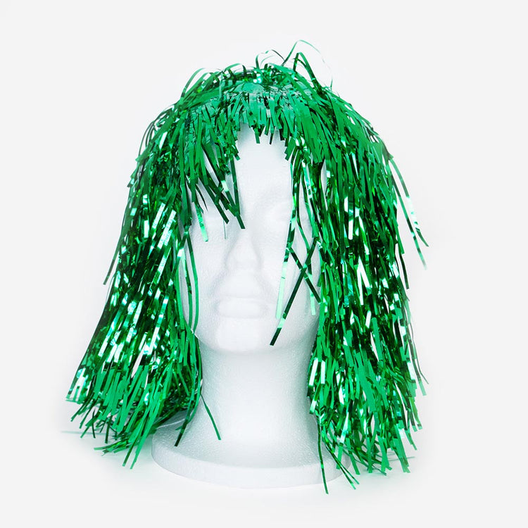 Accesorio de traje de noche: una peluca de mylar verde