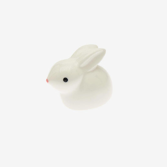 Piccolo coniglio in porcellana bianca per una decorazione chic della tavola pasquale
