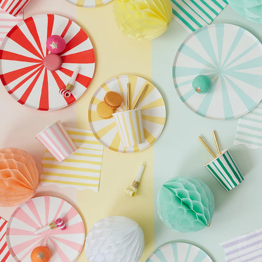 Vaisselle rayures colorées pastel pour une table d'anniversaire multicolore