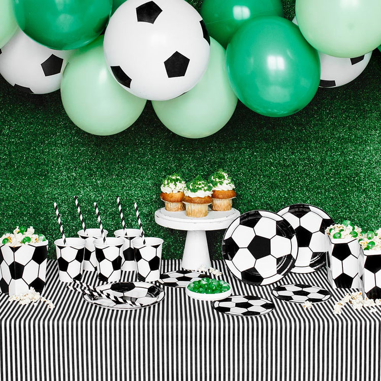 goot mesa de fiesta de cumpleaños con arco de globos y vajilla de balones de fútbol
