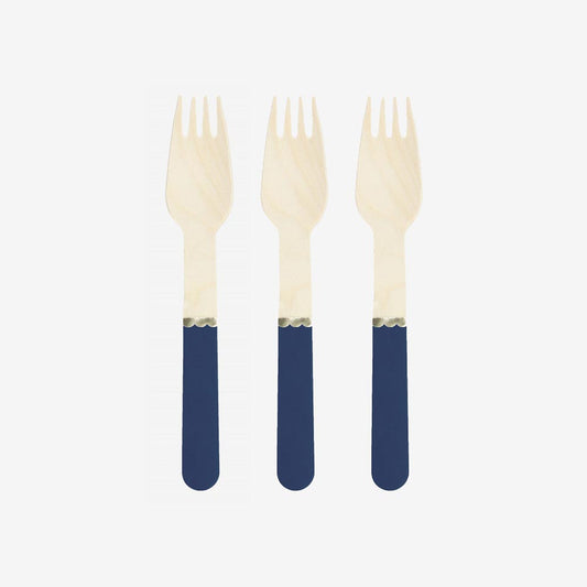 Pequeños tenedores de madera festoneados azules para la decoración de la mesa de Navidad