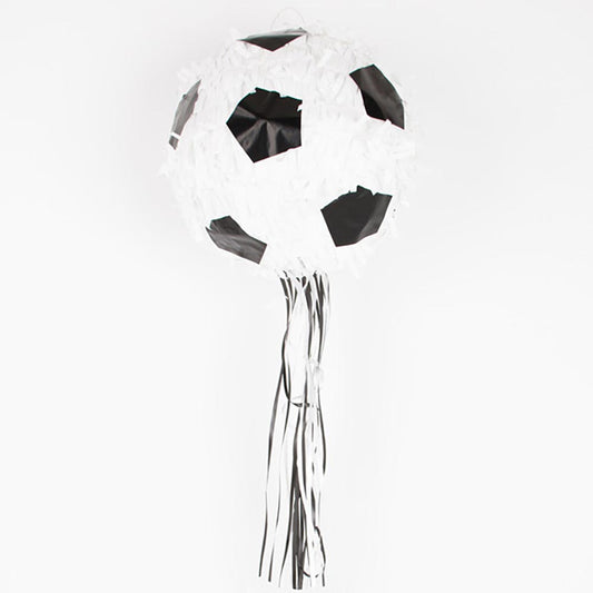 Pinata con pallone da calcio per il compleanno del ragazzo a tema calcio.