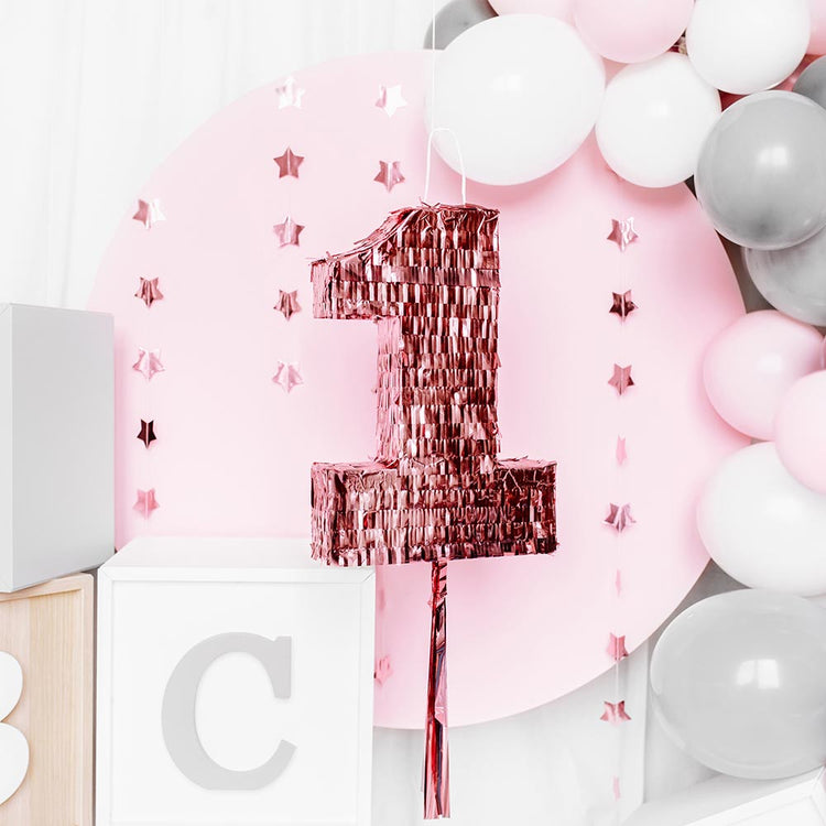 Anniversaire 1 an : déco rose avec pinata et arche de ballons pastel