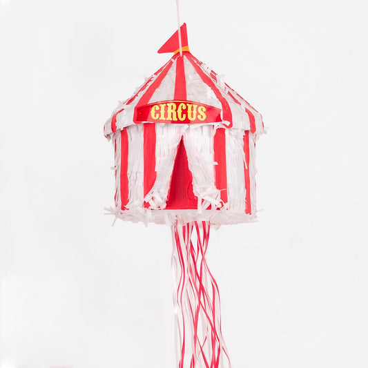 La piñata de marquesina para la decoración de cumpleaños de un niño con temática de circo.