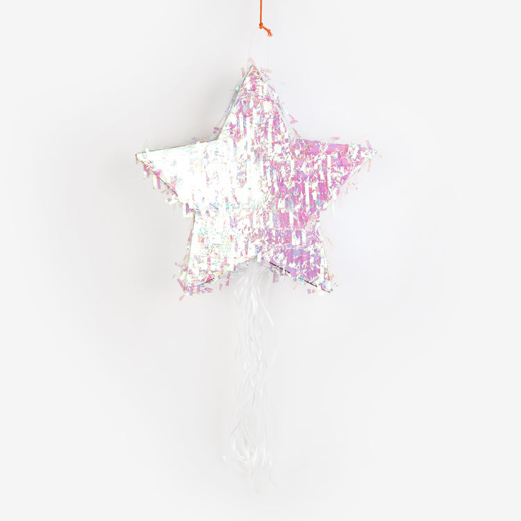 Une pinata en forme d'étoile pour une décoration de fete thème espace.