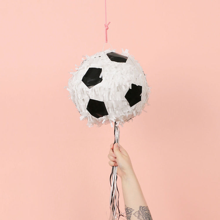Fiesta de cumpleaños del niño: la piñata del balón de fútbol con hilos.