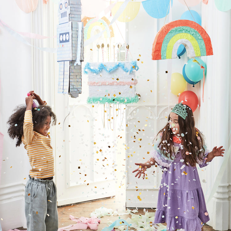 Entretenimiento de fiesta de cumpleaños infantil: piñata de pastel con velas