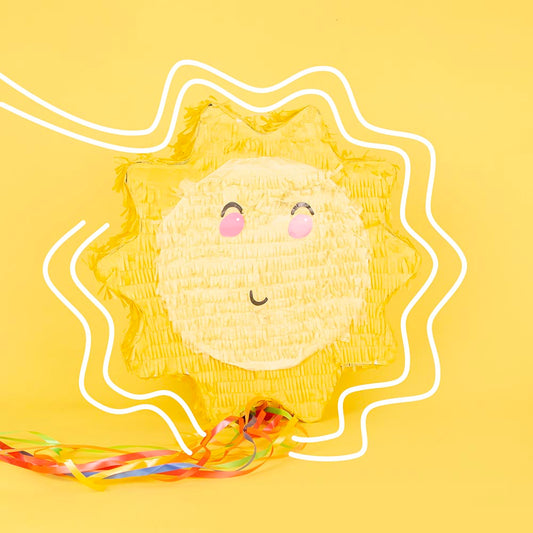 Gran piñata de sol amarillo divertido para el cumpleaños de un niño