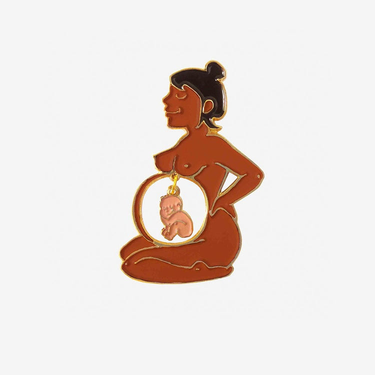 Cadeau future maman, baby shower : pin's femme enceinte noire bébé métisse