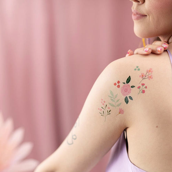Cadeau pochette surprise anniversaire fille : tatouage ephemere fleurs