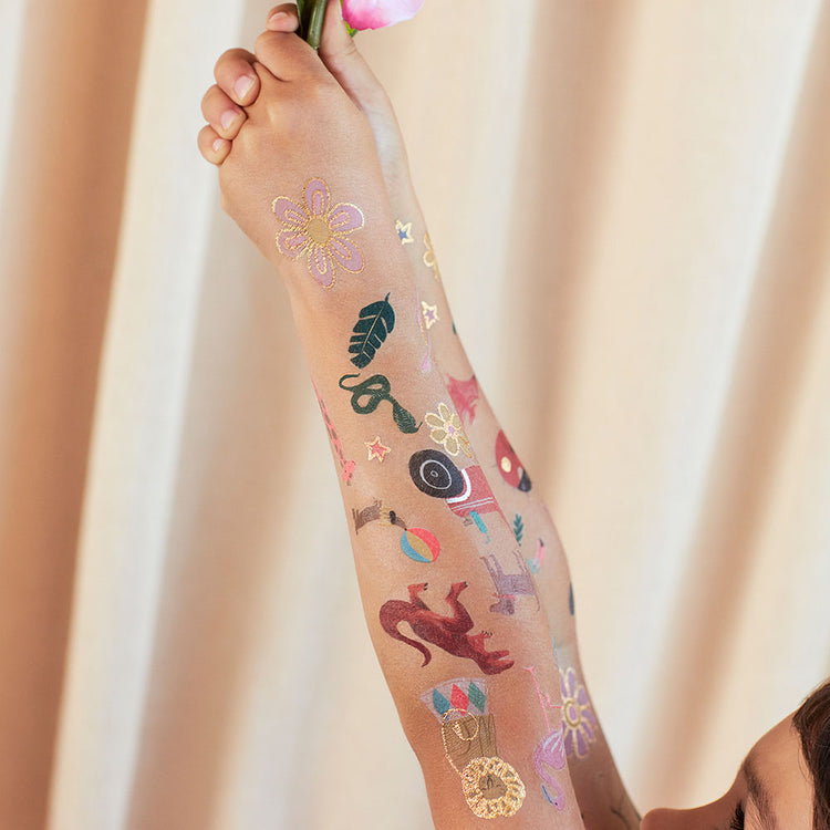 Planche de tattoos motifs cirque jongleur pour anniversaire thème cirque