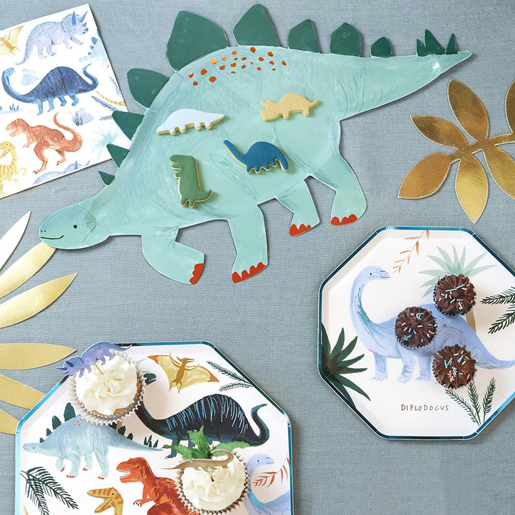 Dino plates and dino dish to decorate a dino birthday table