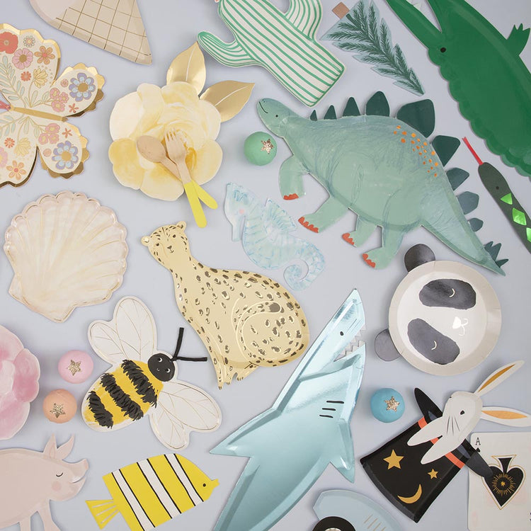 Decoration for a child's birthday table: dino plates, felines, shark...