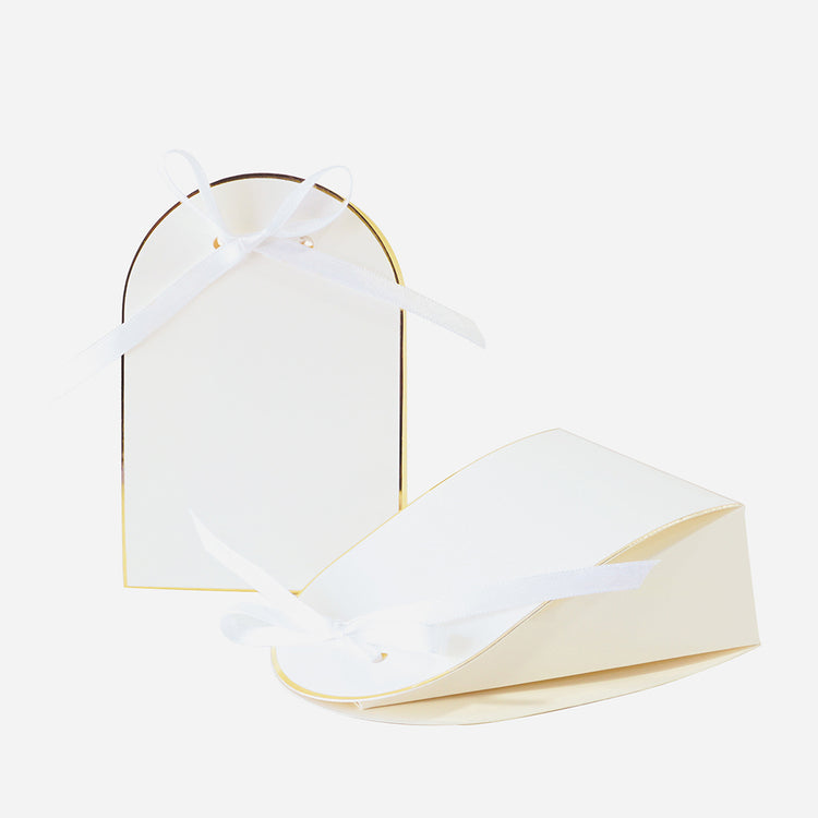 White and gold containers for small party favors, baptisms and weddings