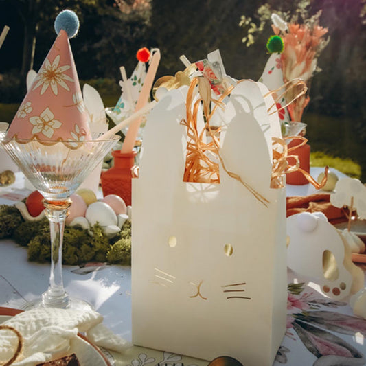 Decoration de table de paques enfant avec sacs cadeaux lapins