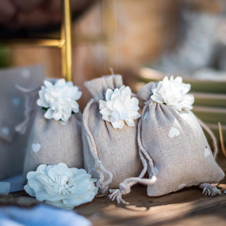 Bolsas de lino corazón blanco para grageas para ofrecer a los invitados a la boda