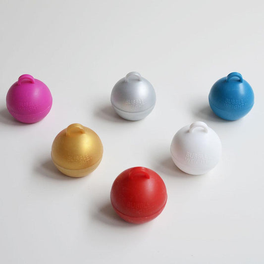 Coloree los pesos de los globos de su elección para unir sus racimos de globos de helio.