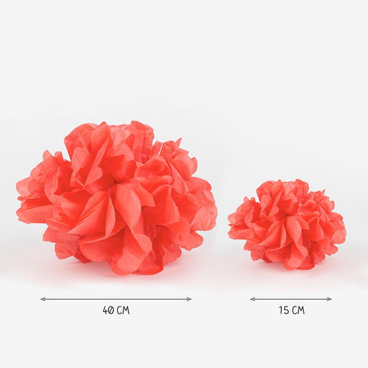 Pompons en satin rouge disponibles en deux tailles : 15 et 40 cm