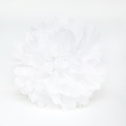 Un grazioso pompon di carta bianca per eleganti decorazioni nuziali