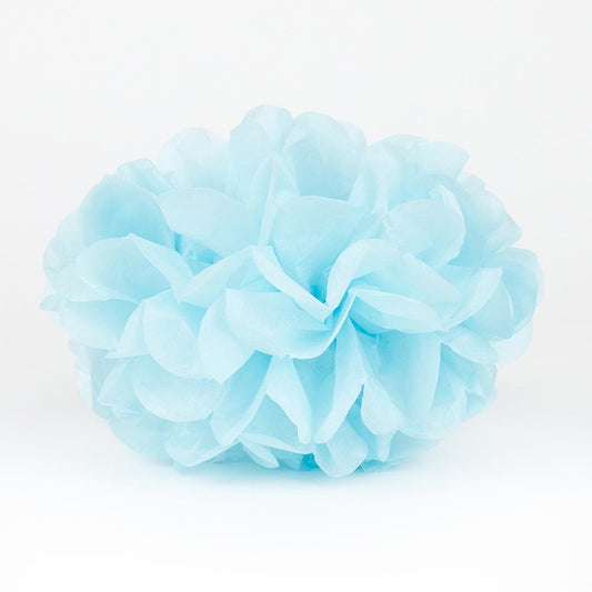 Un bonito pompón de papel azul cielo para decoración de baby shower de niño.
