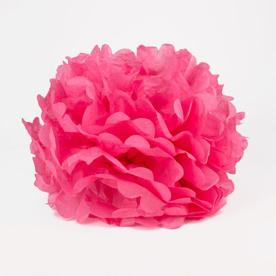 Un pompon en satin rose fuchsia pour décoration d'anniversaire fille