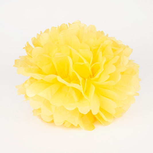 Pompon in raso giallo per una decorazione di matrimonio o compleanno