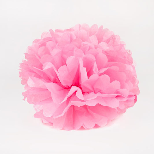 Un joli pompon en papier rose pour une décoration anniversaire princesse !
