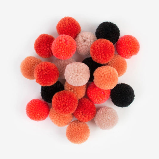 24 pequeños pompones de lana en tonos naranjas para una decoración otoñal.
